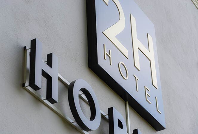 Projekt_2H_Hotel_Horizon_Werbeschild-02